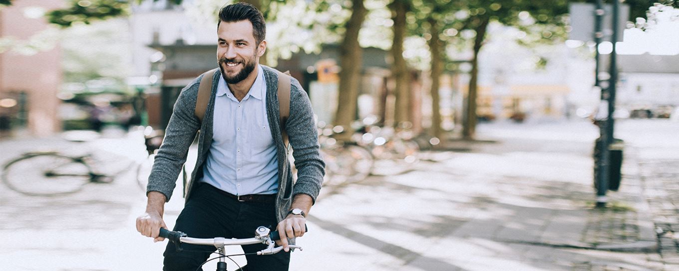Man fietst naar zijn werk