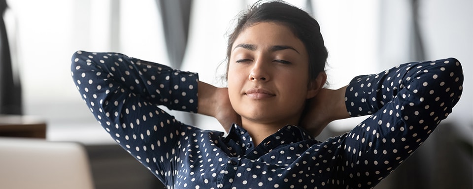 Vrouw achter laptop in ontspannen houding