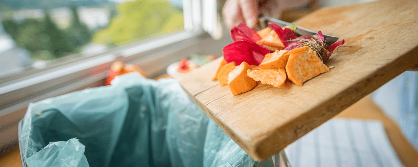 Restant voedsel wordt weggegooid in afvalemmer