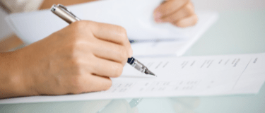 persoon vult formulier om zorgtoeslag aan te vragen in