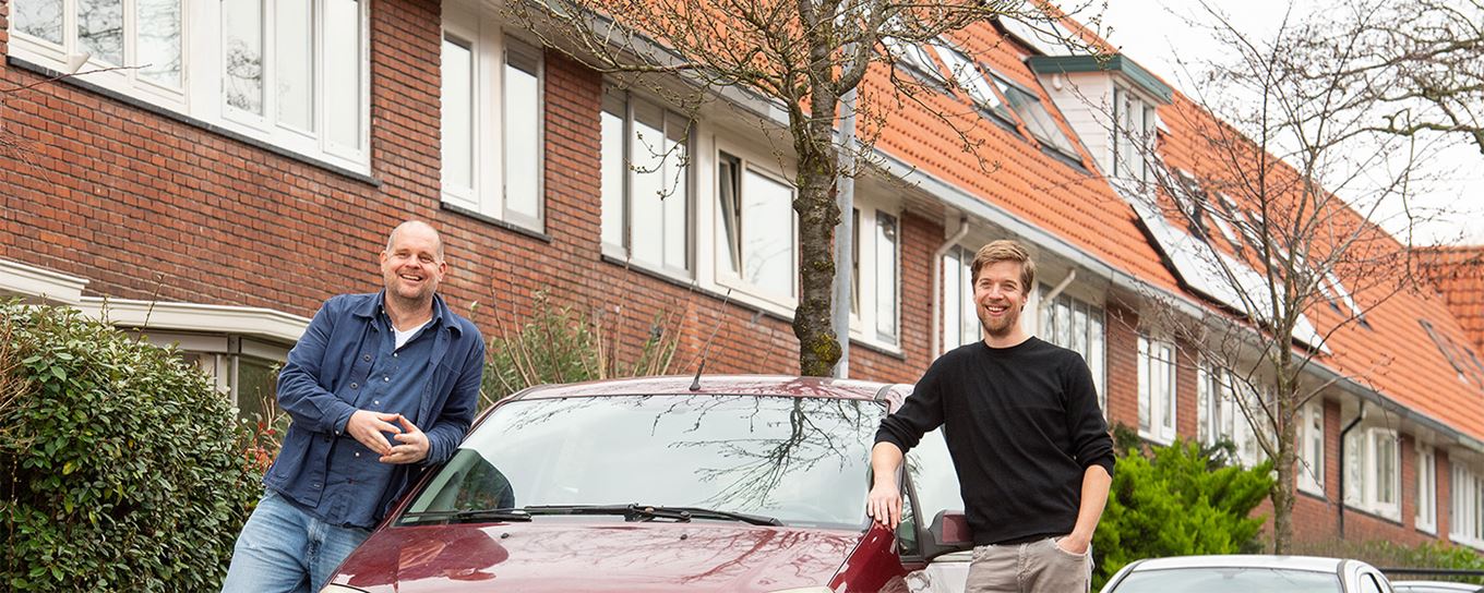 Herni en buurman Roy staan bij 'hun' deelauto | a.s.r. 