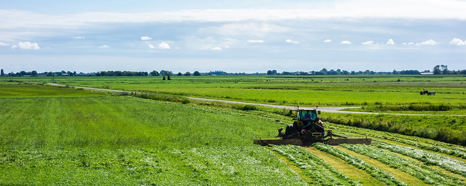 Boer die zijn grasland bewerkt | a.s.r. doet het | dit is de tijd van doen | a.s.r. beloont buren die willen verduurzamen