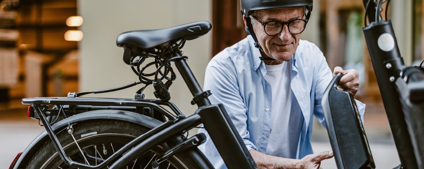 Man vervangt een fietsaccu | a.s.r.