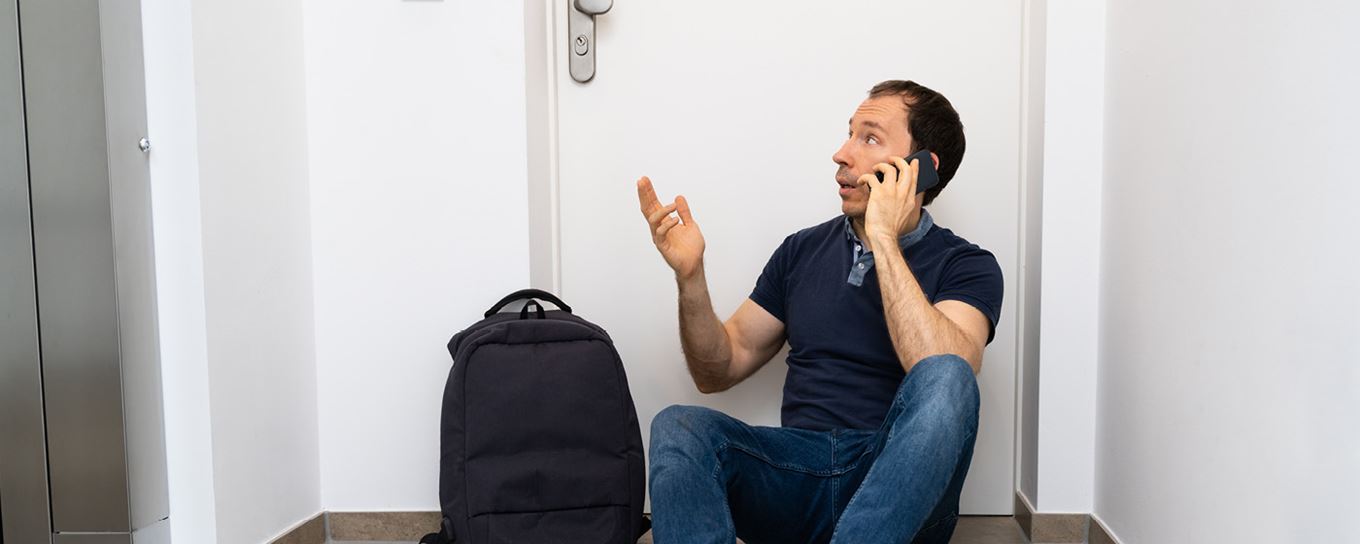 Buitengesloten | jongen zit op de grond te bellen bij de voordeur | a.s.r.