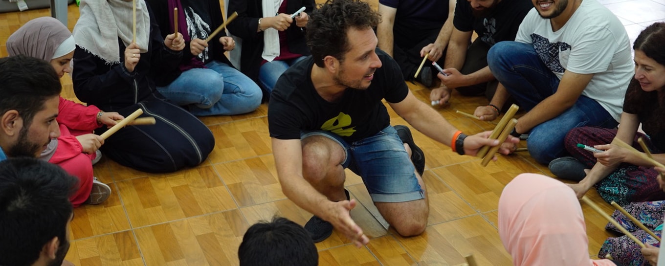 Lucas Dols van Sounds of Change tijdens een muziektraining | Dit is de tijd van doen | a.s.r.