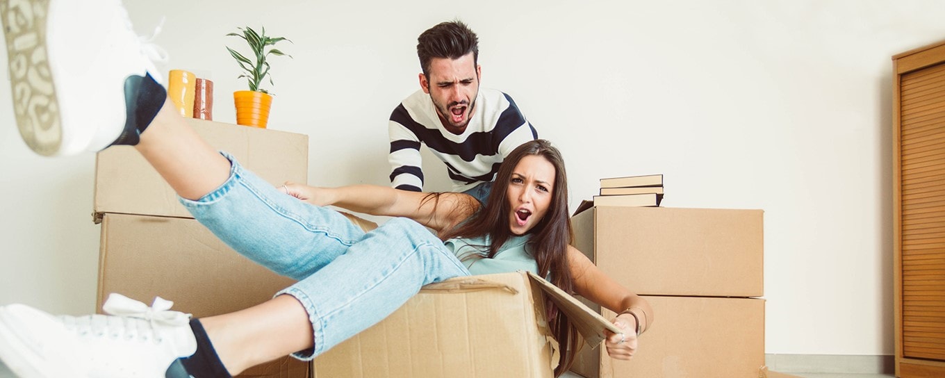 Jong stel heeft lol met verhuisdozen - a.s.r. lanceert de eerste echte startershypotheek