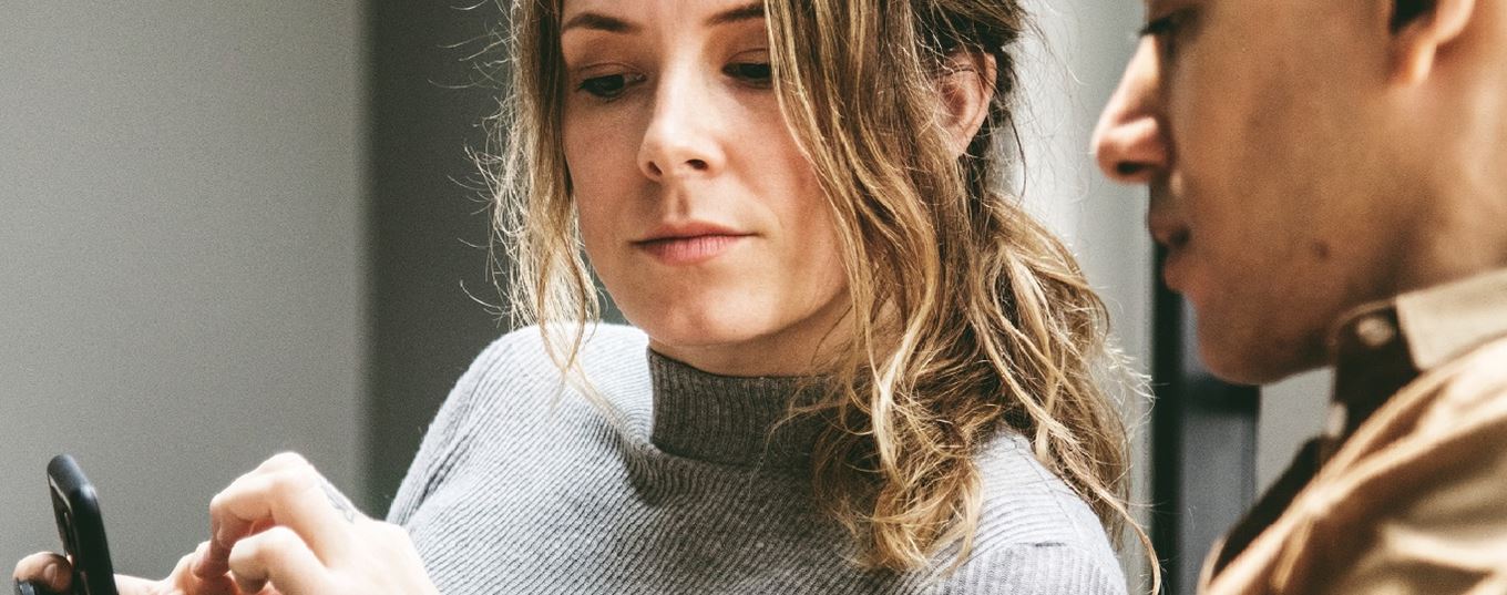 Stel bekijkt samen de belastingaangifte van hun hypotheek op hun smartphone