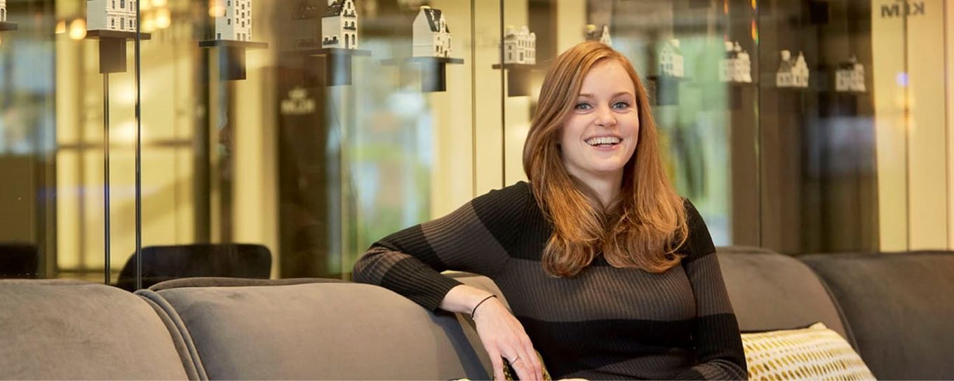 Elodie Kint, zzp'er, beleggen, pensioen, blank, rood haar, lang, bank, Ik denk vooruit