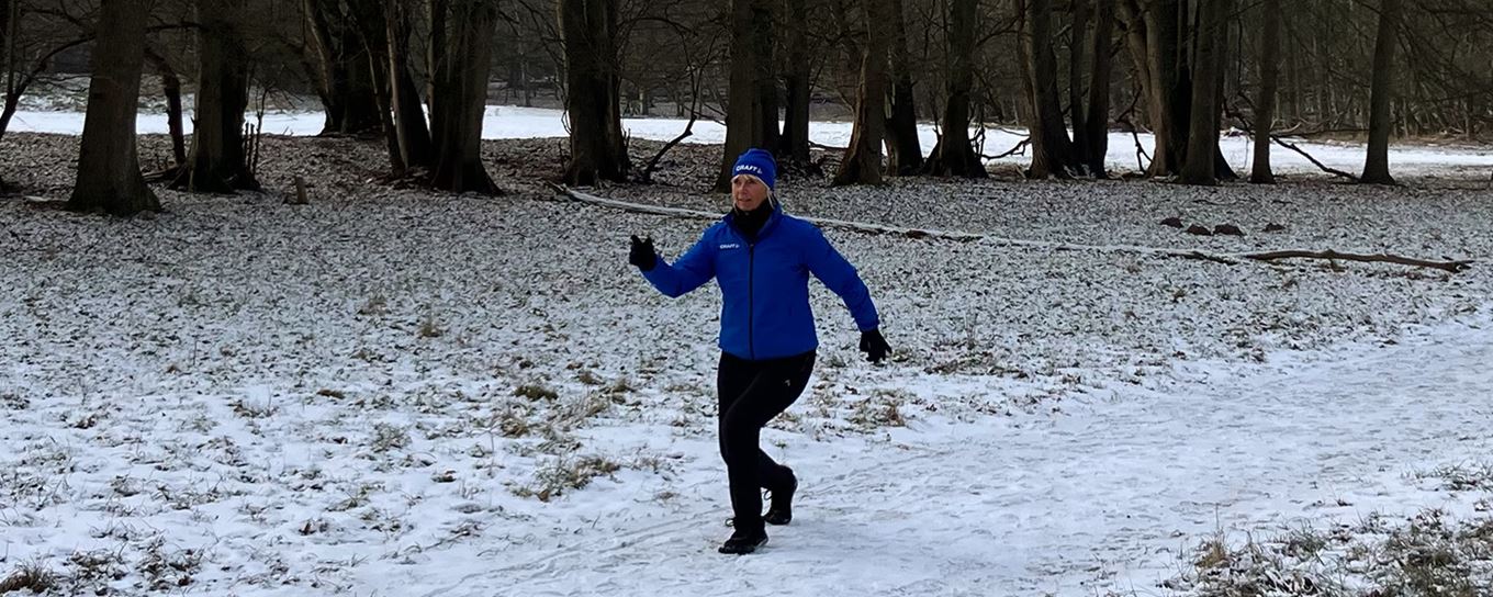 Een vrouw wandelt in de sneeuw