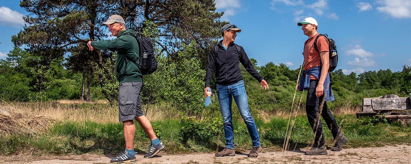 3 mannen aan de wandel in natuurgebied