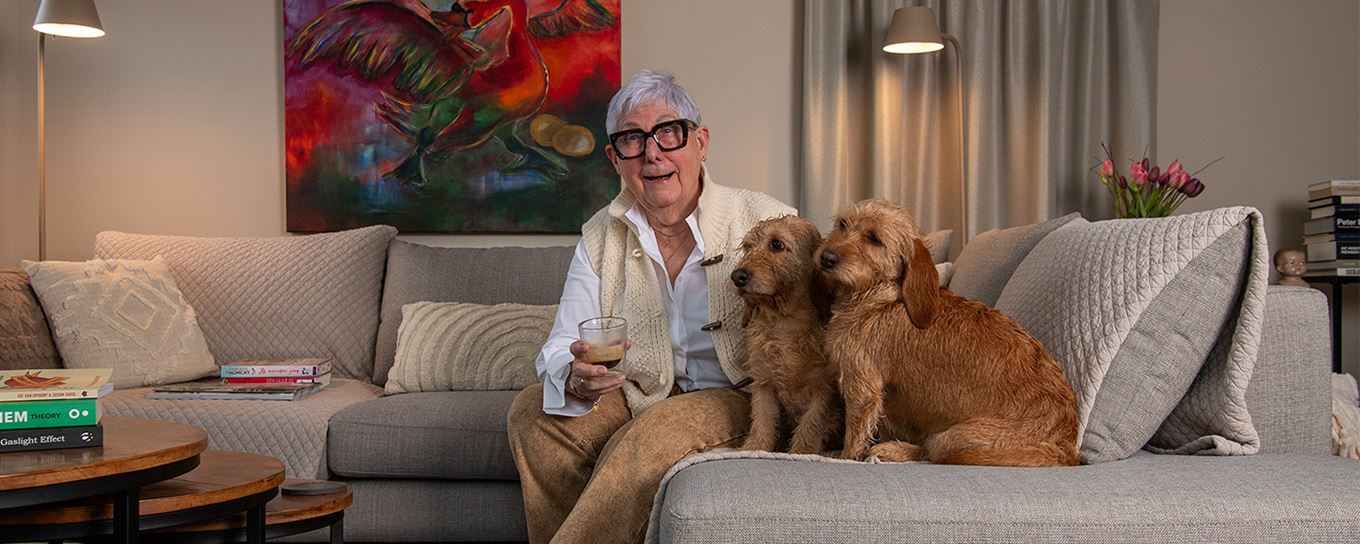 Dieneke zit op de bank met haar 2 hondjes