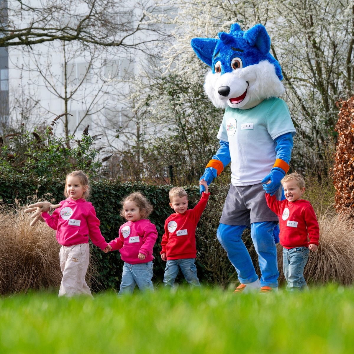 Fiero aan de wandel met peuters