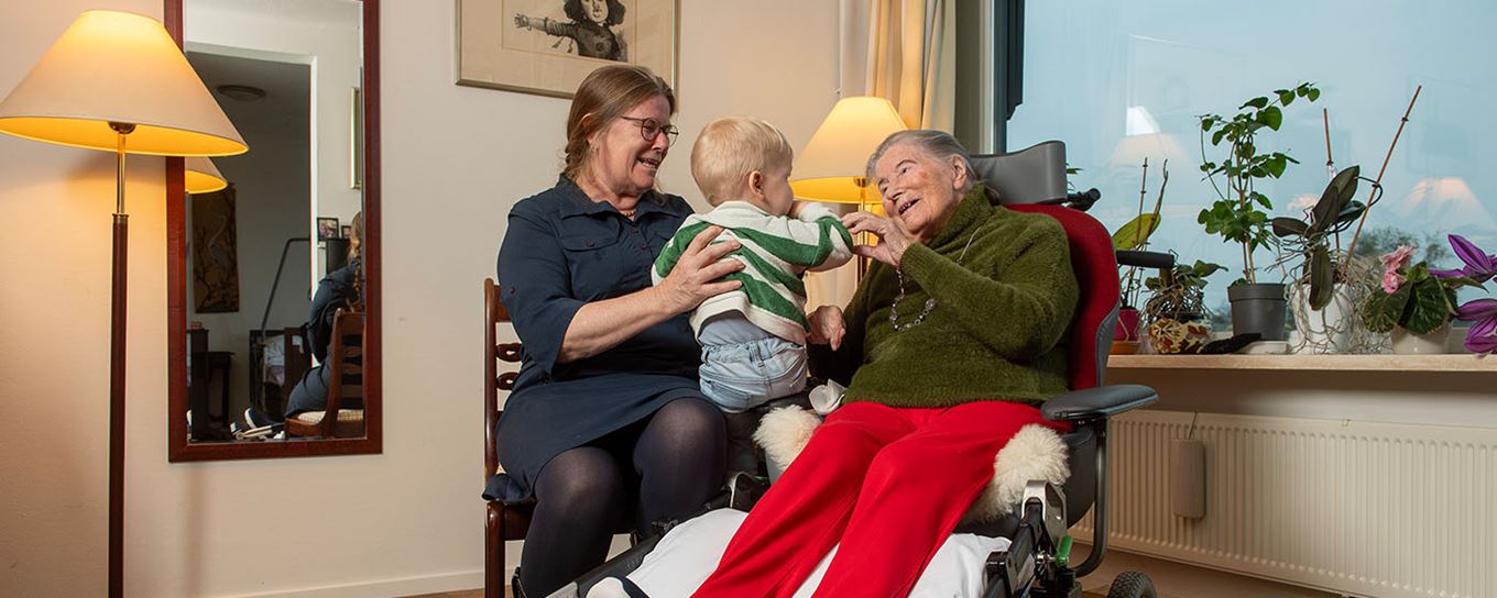 Afbeelding van een ouder stel met een klein kind op schoot