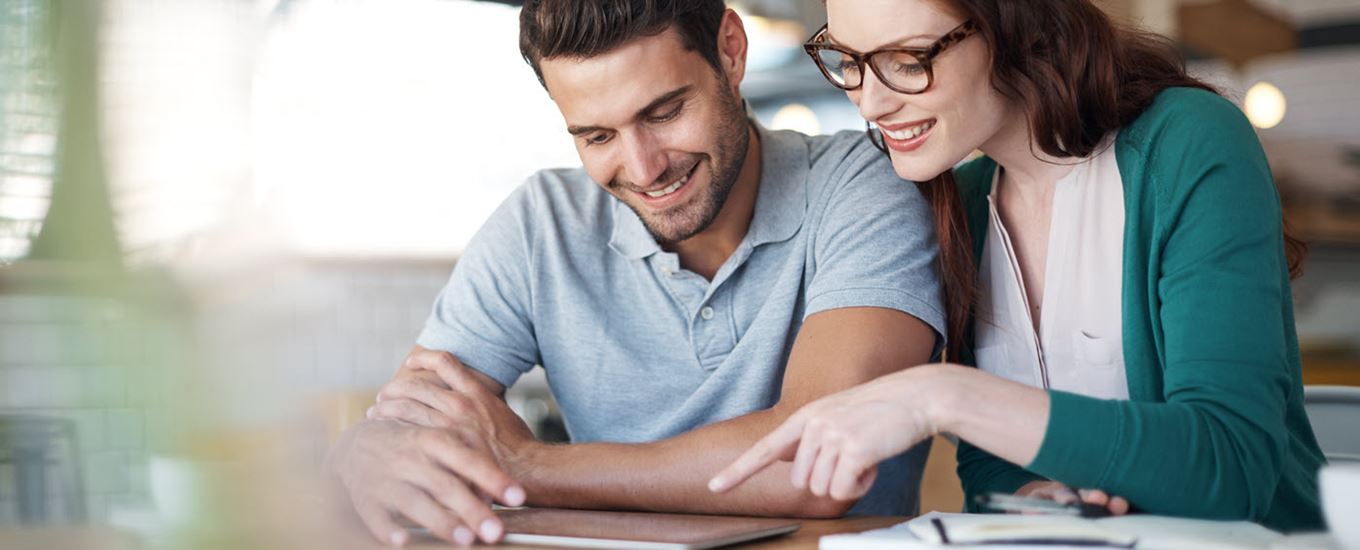 Man en vrouw bekijken informatie op een tablet