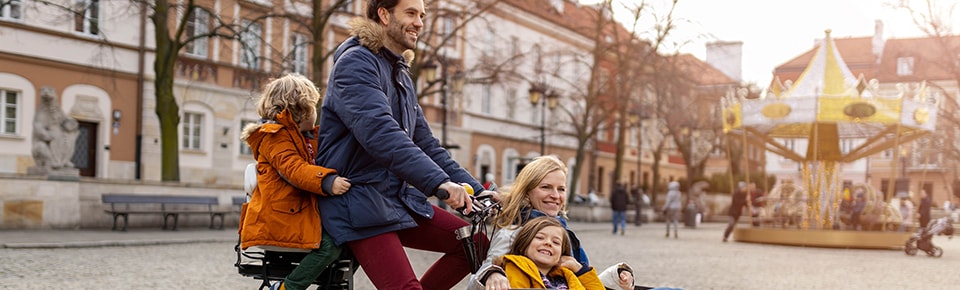 gezin, man, vrouw, kinderen, fiets, stad