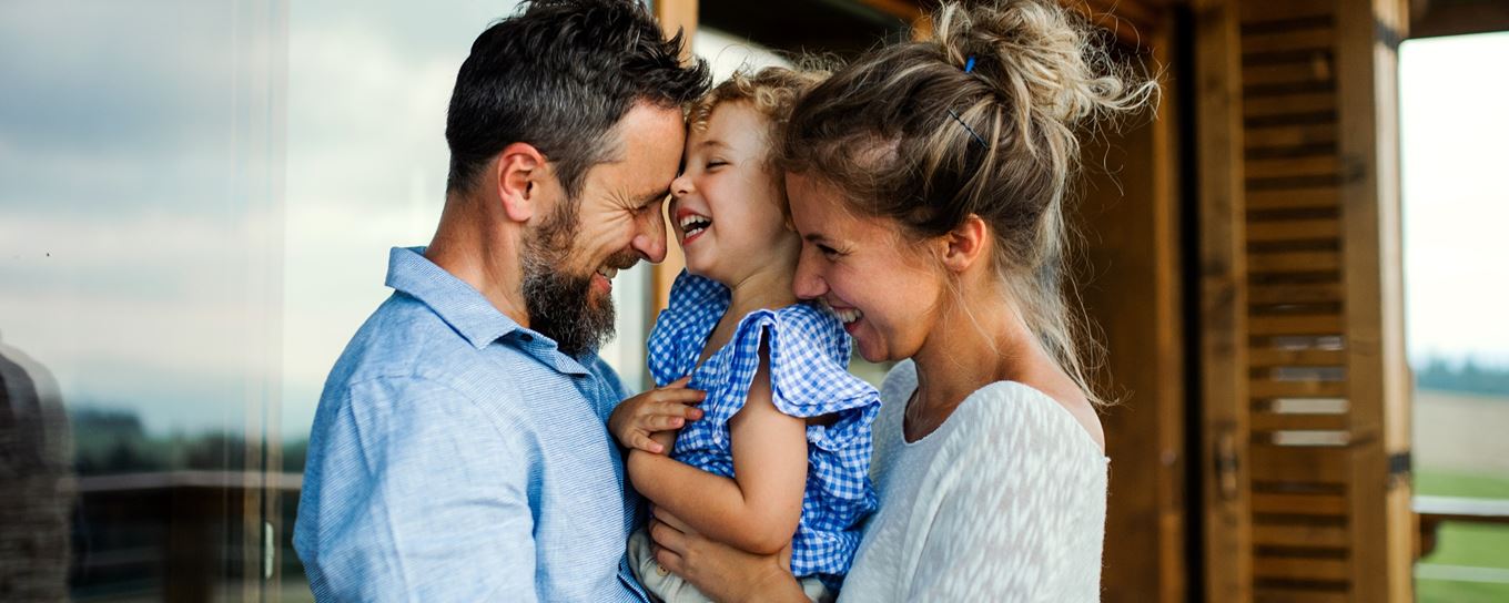 man, vrouw, kind, dochter, stel, raam, buiten, huis, knuffel, gezin