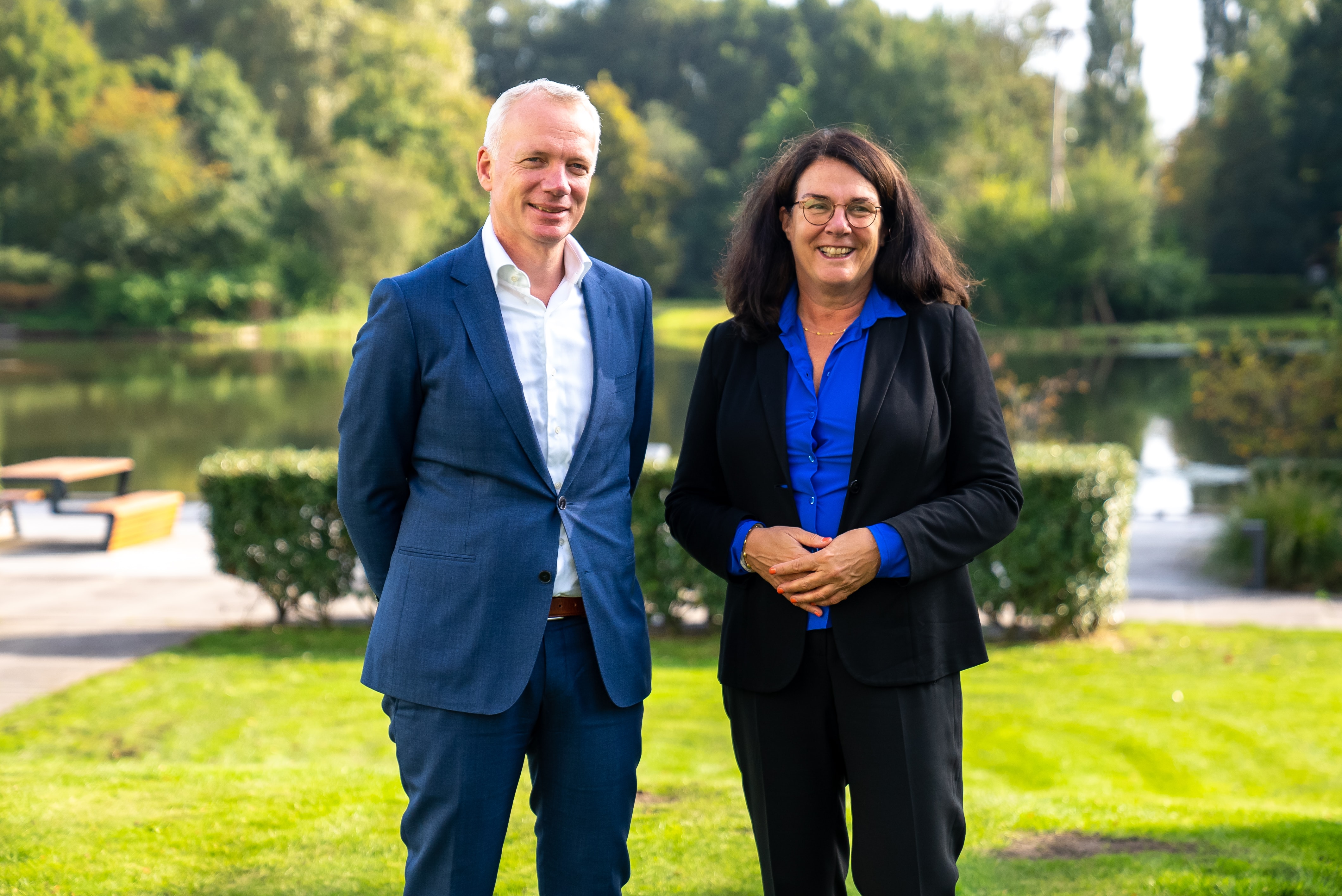 Folkert Pama, directeur pensioenen, Jolanda Sappelli, directeur human resources, a.s.r., man, vrouw, bomen, water, natuur