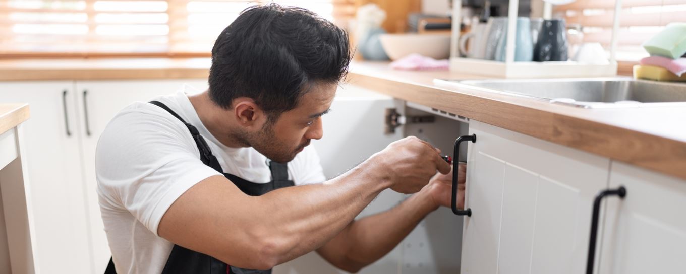 Afbeelding van een man die aan het klussen is