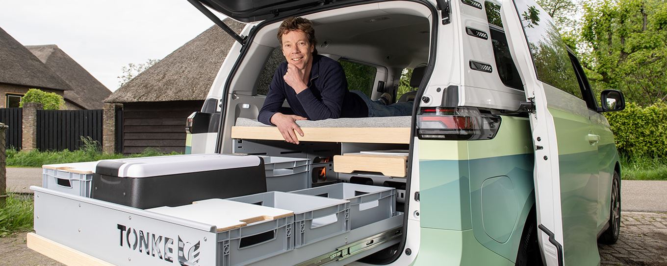 Afbeelding van Maarten Tonke in een camper