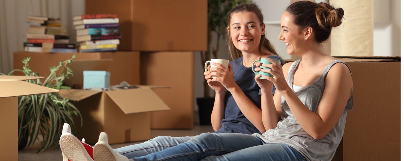 Afbeelding van 2 vrouwen zittend met een kop koffie