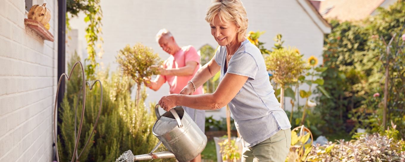 Afbeelding van een man en vrouw aan het tuinieren