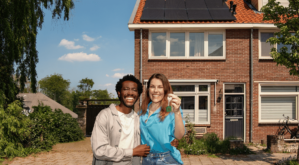 Starters met sleutel in hun hand voor een woning