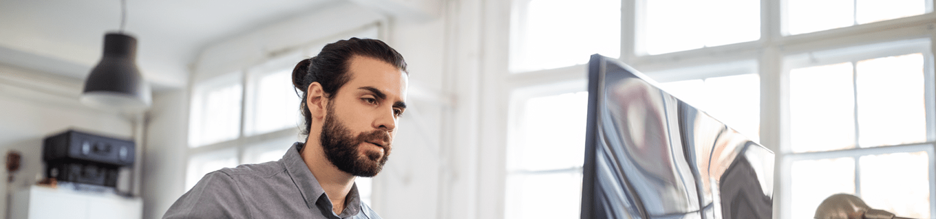 Jonge man achter zijn computer | Doenpensioen | a.s.r.