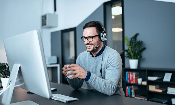 Man met een headset aan het telefoneren | Doenpensioen | a.s.r.