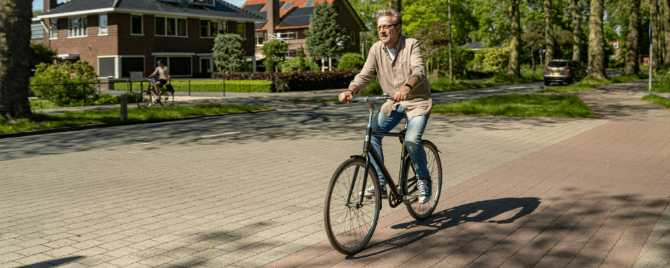 Afbeelding van een man die aan het fietsen is